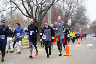 Madison, Wisconsin / ABD - 10 Kasım 2019: Birçok koşucu ve koşucu ve koşucu MADISON MARATHON 'a SSM HASTANESİ tarafından sunuldu.