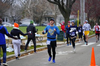 Madison, Wisconsin / ABD - 10 Kasım 2019: Birçok koşucu ve koşucu ve koşucu MADISON MARATHON 'a SSM HASTANESİ tarafından sunuldu.