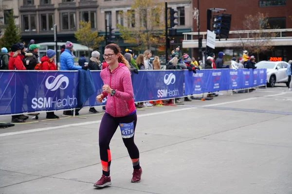 Madison, Wisconsin / ABD - 10 Kasım 2019: Birçok koşucu ve koşucu ve koşucu MADISON MARATHON 'a SSM HASTANESİ tarafından sunuldu.