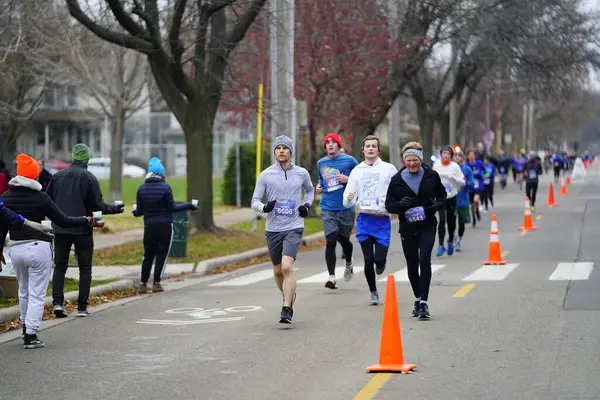 Madison, Wisconsin / ABD - 10 Kasım 2019: Birçok koşucu ve koşucu ve koşucu MADISON MARATHON 'a SSM HASTANESİ tarafından sunuldu.