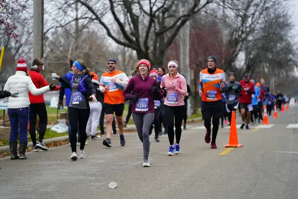 Madison, Wisconsin / ABD - 10 Kasım 2019: Birçok koşucu ve koşucu ve koşucu MADISON MARATHON 'a SSM HASTANESİ tarafından sunuldu.