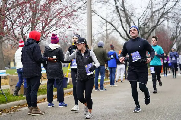 Madison, Wisconsin / ABD - 10 Kasım 2019: Birçok koşucu ve koşucu ve koşucu MADISON MARATHON 'a SSM HASTANESİ tarafından sunuldu.