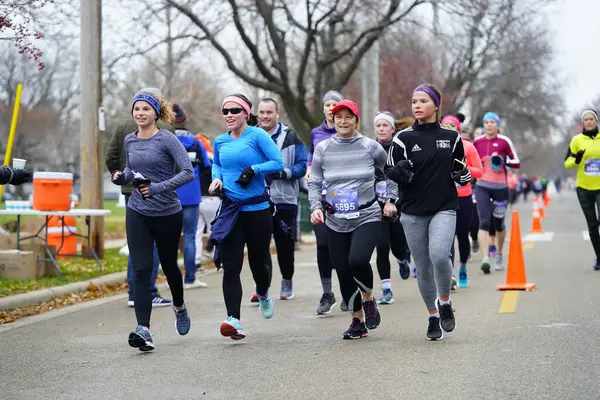 Madison, Wisconsin / ABD - 10 Kasım 2019: Birçok koşucu ve koşucu ve koşucu MADISON MARATHON 'a SSM HASTANESİ tarafından sunuldu.