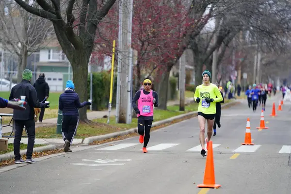 Madison, Wisconsin / ABD - 10 Kasım 2019: Birçok koşucu ve koşucu ve koşucu MADISON MARATHON 'a SSM HASTANESİ tarafından sunuldu.