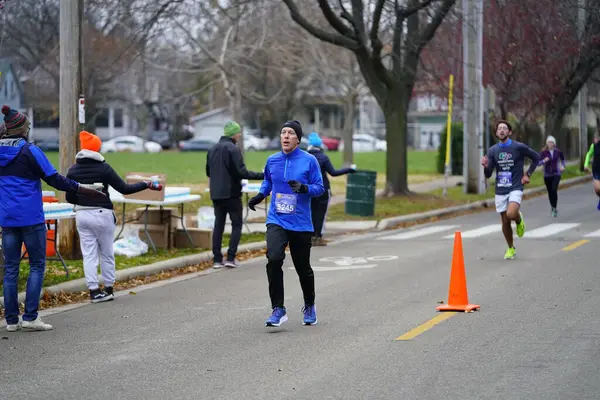 Madison, Wisconsin / ABD - 10 Kasım 2019: Birçok koşucu ve koşucu ve koşucu MADISON MARATHON 'a SSM HASTANESİ tarafından sunuldu.