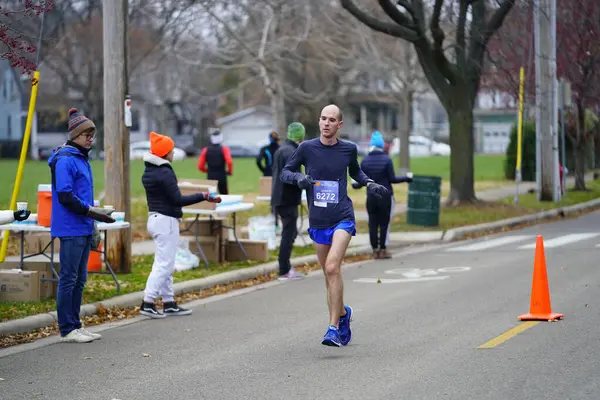 Madison, Wisconsin / ABD - 10 Kasım 2019: Birçok koşucu ve koşucu ve koşucu MADISON MARATHON 'a SSM HASTANESİ tarafından sunuldu.