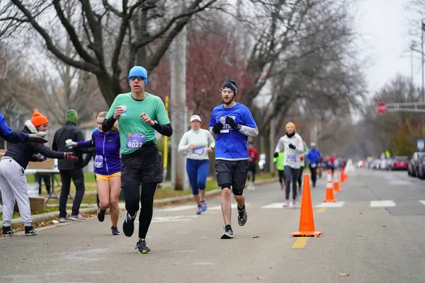 Madison, Wisconsin / ABD - 10 Kasım 2019: Birçok koşucu ve koşucu ve koşucu MADISON MARATHON 'a SSM HASTANESİ tarafından sunuldu.