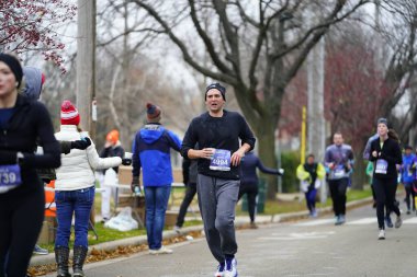 Madison, Wisconsin / ABD - 10 Kasım 2019: Birçok koşucu ve koşucu ve koşucu MADISON MARATHON 'a SSM HASTANESİ tarafından sunuldu.