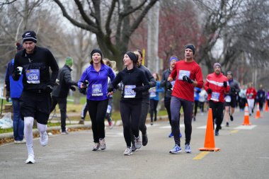Madison, Wisconsin / ABD - 10 Kasım 2019: Birçok koşucu ve koşucu ve koşucu MADISON MARATHON 'a SSM HASTANESİ tarafından sunuldu.