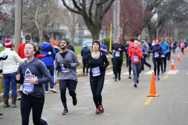 Madison, Wisconsin / ABD - 10 Kasım 2019: Birçok koşucu ve koşucu ve koşucu MADISON MARATHON 'a SSM HASTANESİ tarafından sunuldu.
