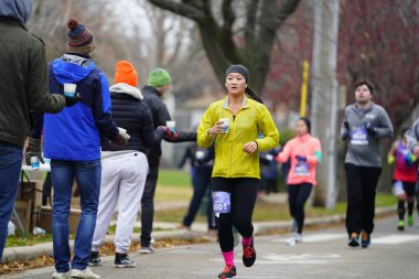 Madison, Wisconsin / ABD - 10 Kasım 2019: Birçok koşucu ve koşucu ve koşucu MADISON MARATHON 'a SSM HASTANESİ tarafından sunuldu.