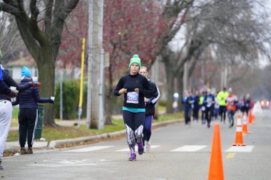 Madison, Wisconsin / ABD - 10 Kasım 2019: Birçok koşucu ve koşucu ve koşucu MADISON MARATHON 'a SSM HASTANESİ tarafından sunuldu.