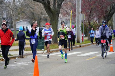 Madison, Wisconsin / ABD - 10 Kasım 2019: Birçok koşucu ve koşucu ve koşucu MADISON MARATHON 'a SSM HASTANESİ tarafından sunuldu.
