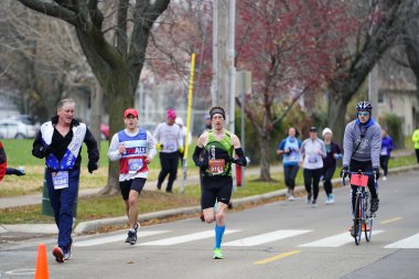 Madison, Wisconsin / ABD - 10 Kasım 2019: Birçok koşucu ve koşucu ve koşucu MADISON MARATHON 'a SSM HASTANESİ tarafından sunuldu.