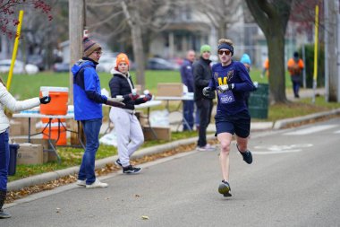 Madison, Wisconsin / ABD - 10 Kasım 2019: Birçok koşucu ve koşucu ve koşucu MADISON MARATHON 'a SSM HASTANESİ tarafından sunuldu.