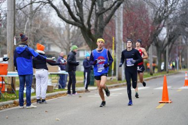 Madison, Wisconsin / ABD - 10 Kasım 2019: Birçok koşucu ve koşucu ve koşucu MADISON MARATHON 'a SSM HASTANESİ tarafından sunuldu.