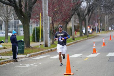 Madison, Wisconsin / ABD - 10 Kasım 2019: Birçok koşucu ve koşucu ve koşucu MADISON MARATHON 'a SSM HASTANESİ tarafından sunuldu.