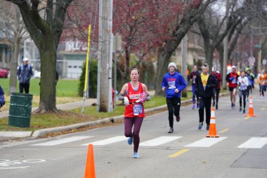 Madison, Wisconsin / ABD - 10 Kasım 2019: Birçok koşucu ve koşucu ve koşucu MADISON MARATHON 'a SSM HASTANESİ tarafından sunuldu.