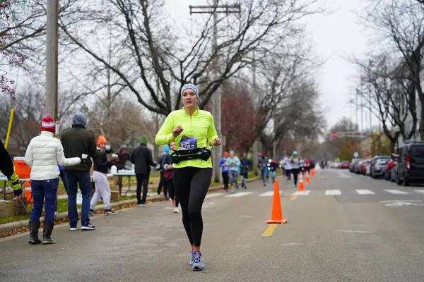 Madison, Wisconsin / ABD - 10 Kasım 2019: Birçok koşucu ve koşucu ve koşucu MADISON MARATHON 'a SSM HASTANESİ tarafından sunuldu.