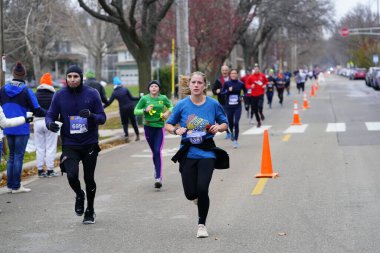 Madison, Wisconsin / ABD - 10 Kasım 2019: Birçok koşucu ve koşucu ve koşucu MADISON MARATHON 'a SSM HASTANESİ tarafından sunuldu.