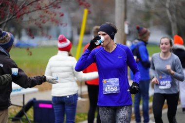 Madison, Wisconsin / ABD - 10 Kasım 2019: Birçok koşucu ve koşucu ve koşucu MADISON MARATHON 'a SSM HASTANESİ tarafından sunuldu.