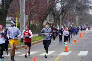 Madison, Wisconsin / ABD - 10 Kasım 2019: Birçok koşucu ve koşucu ve koşucu MADISON MARATHON 'a SSM HASTANESİ tarafından sunuldu.
