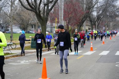 Madison, Wisconsin / ABD - 10 Kasım 2019: Birçok koşucu ve koşucu ve koşucu MADISON MARATHON 'a SSM HASTANESİ tarafından sunuldu.