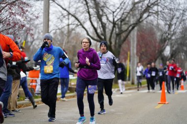 Madison, Wisconsin / ABD - 10 Kasım 2019: Birçok koşucu ve koşucu ve koşucu MADISON MARATHON 'a SSM HASTANESİ tarafından sunuldu.