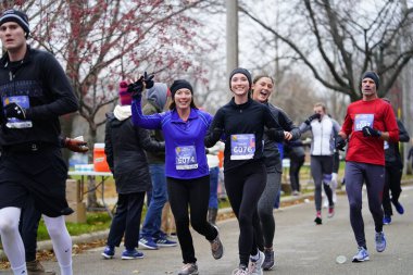 Madison, Wisconsin / ABD - 10 Kasım 2019: Birçok koşucu ve koşucu ve koşucu MADISON MARATHON 'a SSM HASTANESİ tarafından sunuldu.