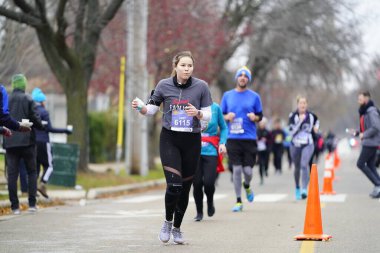 Madison, Wisconsin / ABD - 10 Kasım 2019: Birçok koşucu ve koşucu ve koşucu MADISON MARATHON 'a SSM HASTANESİ tarafından sunuldu.