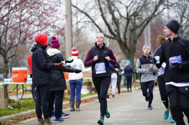 Madison, Wisconsin / ABD - 10 Kasım 2019: Birçok koşucu ve koşucu ve koşucu MADISON MARATHON 'a SSM HASTANESİ tarafından sunuldu.