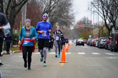 Madison, Wisconsin / ABD - 10 Kasım 2019: Birçok koşucu ve koşucu ve koşucu MADISON MARATHON 'a SSM HASTANESİ tarafından sunuldu.