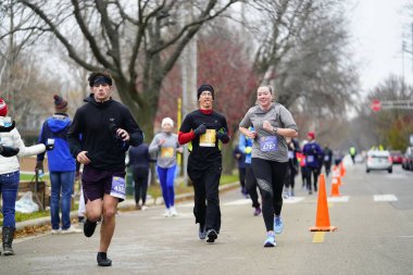 Madison, Wisconsin / ABD - 10 Kasım 2019: Birçok koşucu ve koşucu ve koşucu MADISON MARATHON 'a SSM HASTANESİ tarafından sunuldu.