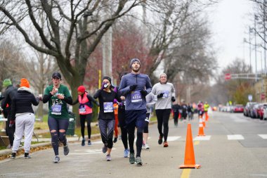 Madison, Wisconsin / ABD - 10 Kasım 2019: Birçok koşucu ve koşucu ve koşucu MADISON MARATHON 'a SSM HASTANESİ tarafından sunuldu.