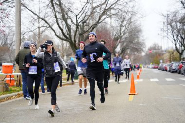 Madison, Wisconsin / ABD - 10 Kasım 2019: Birçok koşucu ve koşucu ve koşucu MADISON MARATHON 'a SSM HASTANESİ tarafından sunuldu.