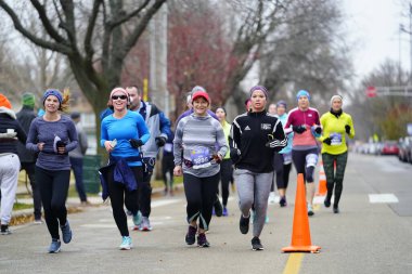 Madison, Wisconsin / ABD - 10 Kasım 2019: Birçok koşucu ve koşucu ve koşucu MADISON MARATHON 'a SSM HASTANESİ tarafından sunuldu.