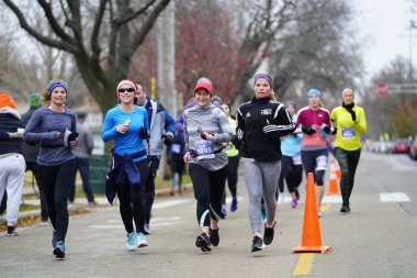 Madison, Wisconsin / ABD - 10 Kasım 2019: Birçok koşucu ve koşucu ve koşucu MADISON MARATHON 'a SSM HASTANESİ tarafından sunuldu.