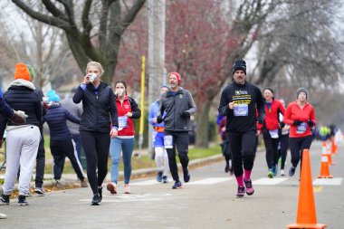 Madison, Wisconsin / ABD - 10 Kasım 2019: Birçok koşucu ve koşucu ve koşucu MADISON MARATHON 'a SSM HASTANESİ tarafından sunuldu.