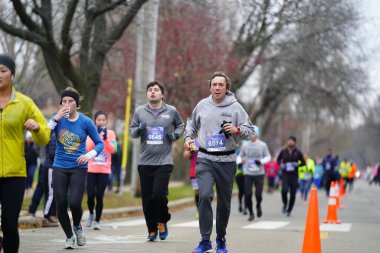 Madison, Wisconsin / ABD - 10 Kasım 2019: Birçok koşucu ve koşucu ve koşucu MADISON MARATHON 'a SSM HASTANESİ tarafından sunuldu.