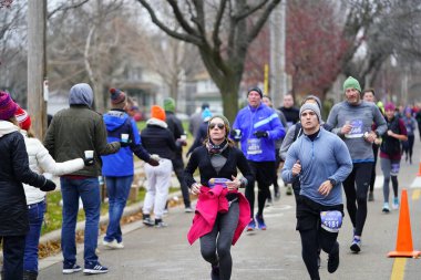 Madison, Wisconsin / ABD - 10 Kasım 2019: Birçok koşucu ve koşucu ve koşucu MADISON MARATHON 'a SSM HASTANESİ tarafından sunuldu.