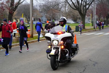 Madison, Wisconsin / ABD - 10 Kasım 2019: Birçok koşucu ve koşucu ve koşucu MADISON MARATHON 'a SSM HASTANESİ tarafından sunuldu.