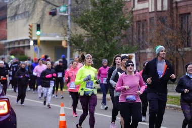 Madison, Wisconsin / ABD - 10 Kasım 2019: Birçok koşucu ve koşucu ve koşucu MADISON MARATHON 'a SSM HASTANESİ tarafından sunuldu.
