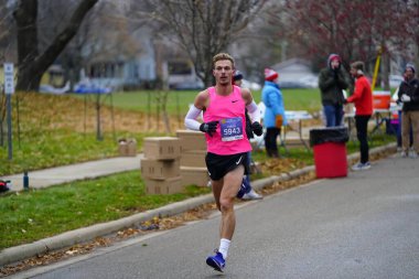 Madison, Wisconsin / ABD - 10 Kasım 2019: Birçok koşucu ve koşucu ve koşucu MADISON MARATHON 'a SSM HASTANESİ tarafından sunuldu.