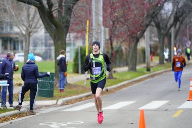 Madison, Wisconsin / ABD - 10 Kasım 2019: Birçok koşucu ve koşucu ve koşucu MADISON MARATHON 'a SSM HASTANESİ tarafından sunuldu.