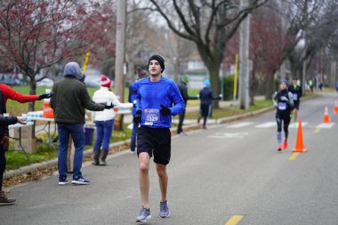 Madison, Wisconsin / ABD - 10 Kasım 2019: Birçok koşucu ve koşucu ve koşucu MADISON MARATHON 'a SSM HASTANESİ tarafından sunuldu.
