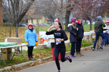 Madison, Wisconsin / ABD - 10 Kasım 2019: Birçok koşucu ve koşucu ve koşucu MADISON MARATHON 'a SSM HASTANESİ tarafından sunuldu.