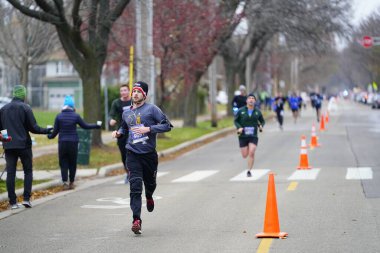Madison, Wisconsin / ABD - 10 Kasım 2019: Birçok koşucu ve koşucu ve koşucu MADISON MARATHON 'a SSM HASTANESİ tarafından sunuldu.