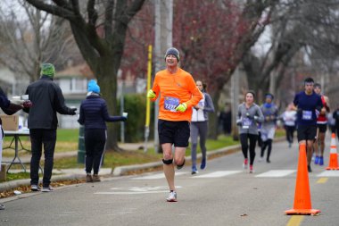 Madison, Wisconsin / ABD - 10 Kasım 2019: Birçok koşucu ve koşucu ve koşucu MADISON MARATHON 'a SSM HASTANESİ tarafından sunuldu.