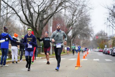 Madison, Wisconsin / ABD - 10 Kasım 2019: Birçok koşucu ve koşucu ve koşucu MADISON MARATHON 'a SSM HASTANESİ tarafından sunuldu.