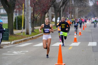 Madison, Wisconsin / ABD - 10 Kasım 2019: Birçok koşucu ve koşucu ve koşucu MADISON MARATHON 'a SSM HASTANESİ tarafından sunuldu.